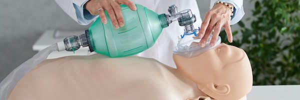 FRontline BLS Close-up of medical worker in white coat demonstrating reanimation of patient on mannequin with oxygen mask SSUCv3H4sIAAAAAAAACoxSy47cIBC8R9p/GHEOCgZj471HymW/IMqhDc0YLWNGgHe1Ws2/B9vjEVEUKTeo7q7qR30+fTmdyAjJafJ8+lx/5e+8X1KOkF2YC8y+3vGIs8FYI29RdKwG0LgcogNfgyNkPc1wwQLOi/crfNuCJGXIS8JUqduIeHWvBWkOgjQtOWNMOegNrwg0ZDwXxT8ojoF+7v/TEdiCpaKEyHez6H3Cu8qutIxr8MUljd7DjGFJ5Ijvkv/g+4Hg86Qh4reXsgVdVvD/xPvj1zEvnHHWH+tAt2rUiB5h39V9MMIFis4aoEyylrYCGB27ltGemRFGhmAbdrRBGq3t0GhOGwYlmXOkCpSkvO1b1emBW9M+krkRgx4bQzsEWZKFpYNoJGUdKjZYQNParf+9afL6Xg502Y5wbxcW40J1lLdQdrImiGqma3TazeeqLORp89hRpsMy57gugzS9fPTnQ7jC6FdL2UKLBz5BSqXCHPhTZZVi6nCppOaQt22SnZWY4qVNR/BBtVJ1fdcMXErZ3BN2t06u8GwdHT0uVx/A4Cr6cEbt406KQtiJ/uGIvyy9p/QD2zPqu285ztS7dasU4X07oLGKCqUEbVs+lBtxRRXvGouSS2v6cqPbbwAAAP//AwBLMrpy5gMAAA==